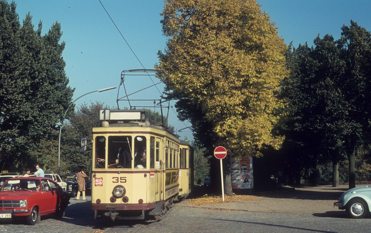 Flensburg Stdtische Strassenbahn: Sonderfahrt mit dem Triebwagen 35 und dem Beiwagen 102 am 8. Oktober 1972. Die Wagen befinden sich in der Bahnhofstrasse.