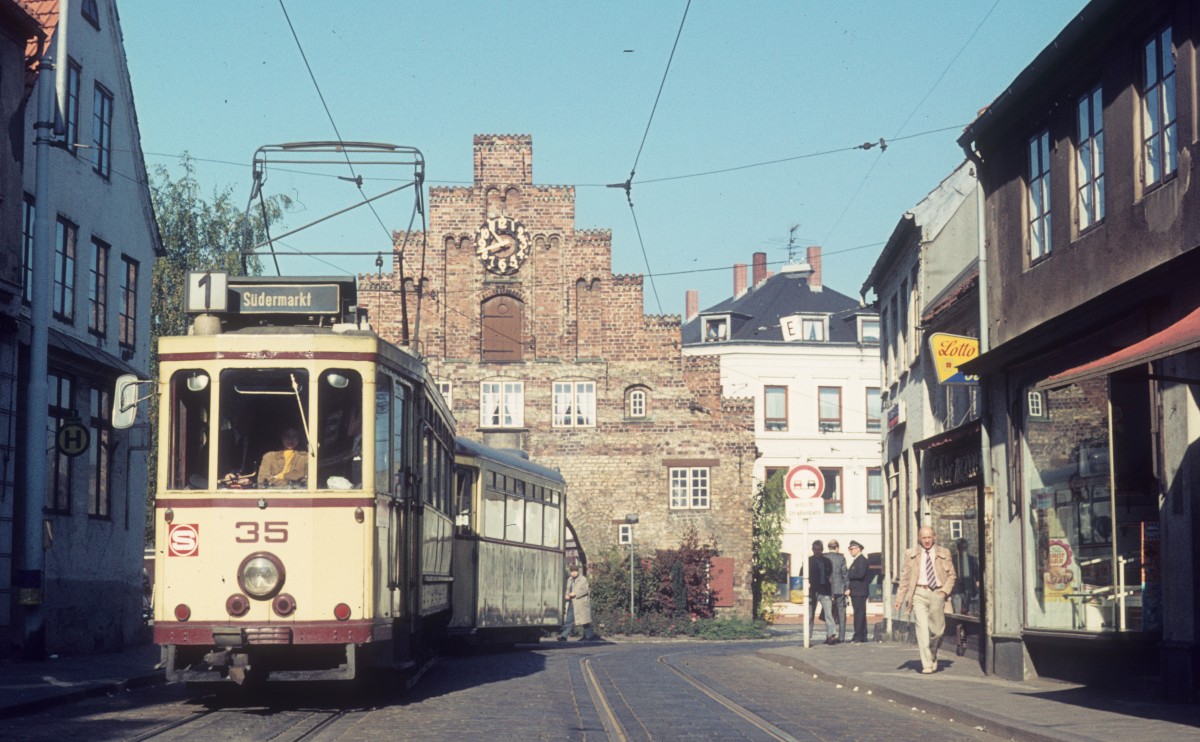 Flensburg Stdtische Strassenbahn Tw 35 + Bw 103 (Sonderfahrt) Nordertor / Norderstrasse am 8. Oktober 1972.