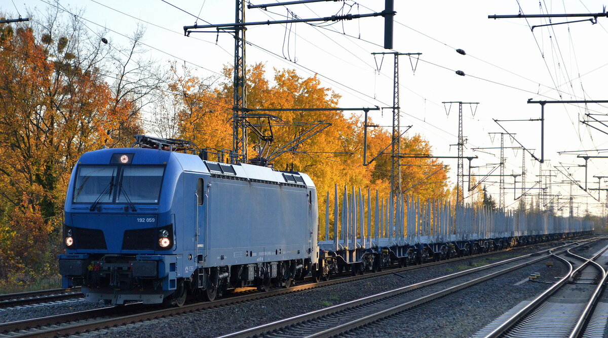 Flex Bahndienstleistungen GmbH, Leipzig [D] mit der Smartron   192 059  [NVR-Nummer: 91 80 6192 059-4 D-NRAIL] und einem Ganzzug Drehgestell-Flachwageneinheiten (VTG) ohne Beladung am 15.11.22 Durchfahrt Bahnhof Golm.