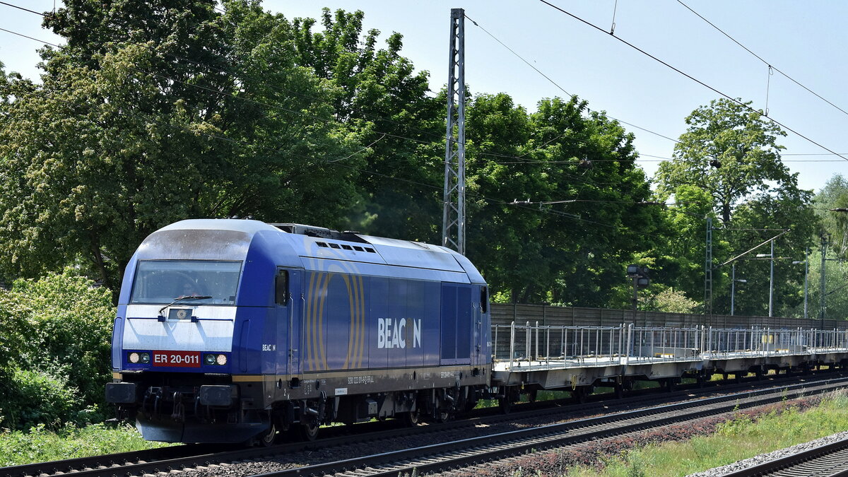 Flex Bahndienstleistungen GmbH mit der BRLL Lok  ER 20-011  (NVR:  92 80 1223 011-8 D-BRLL ) und einem  Güterzug mit Fahrzeugtransportwagen (leer) am 05.06.23 Vorbeifahrt Bahnhof Dendensen-Gümmer.