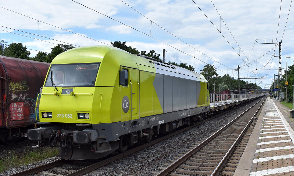 Flex Bahndienstleistungen GmbH mit ihrer Lok  223 062  [NVR:  92 80 1223 062-1 D-FLEX ] und einem Güterzug Fahrzeugtransportwagen (leer) am 06.07.23 Vorbeifahrt Bahnhof Dedensen-Gümmer.