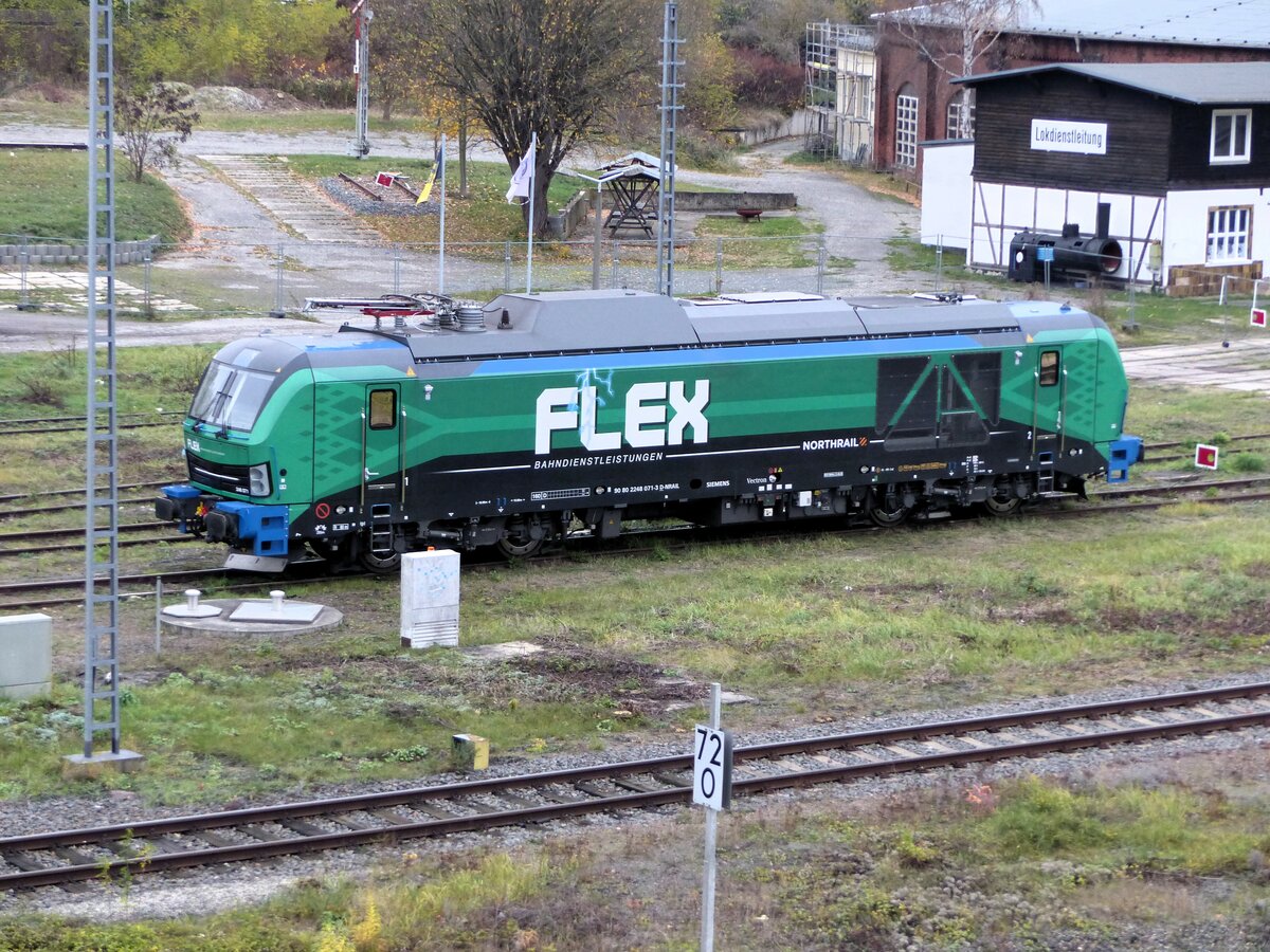 FLEX Bahndiestleistungen GmbH 248 071 Siemens Dual Mode ( 9080 2248 071-3 D-NRAIL ) wartet in Gera am 22.11.2023 auf Arbeit