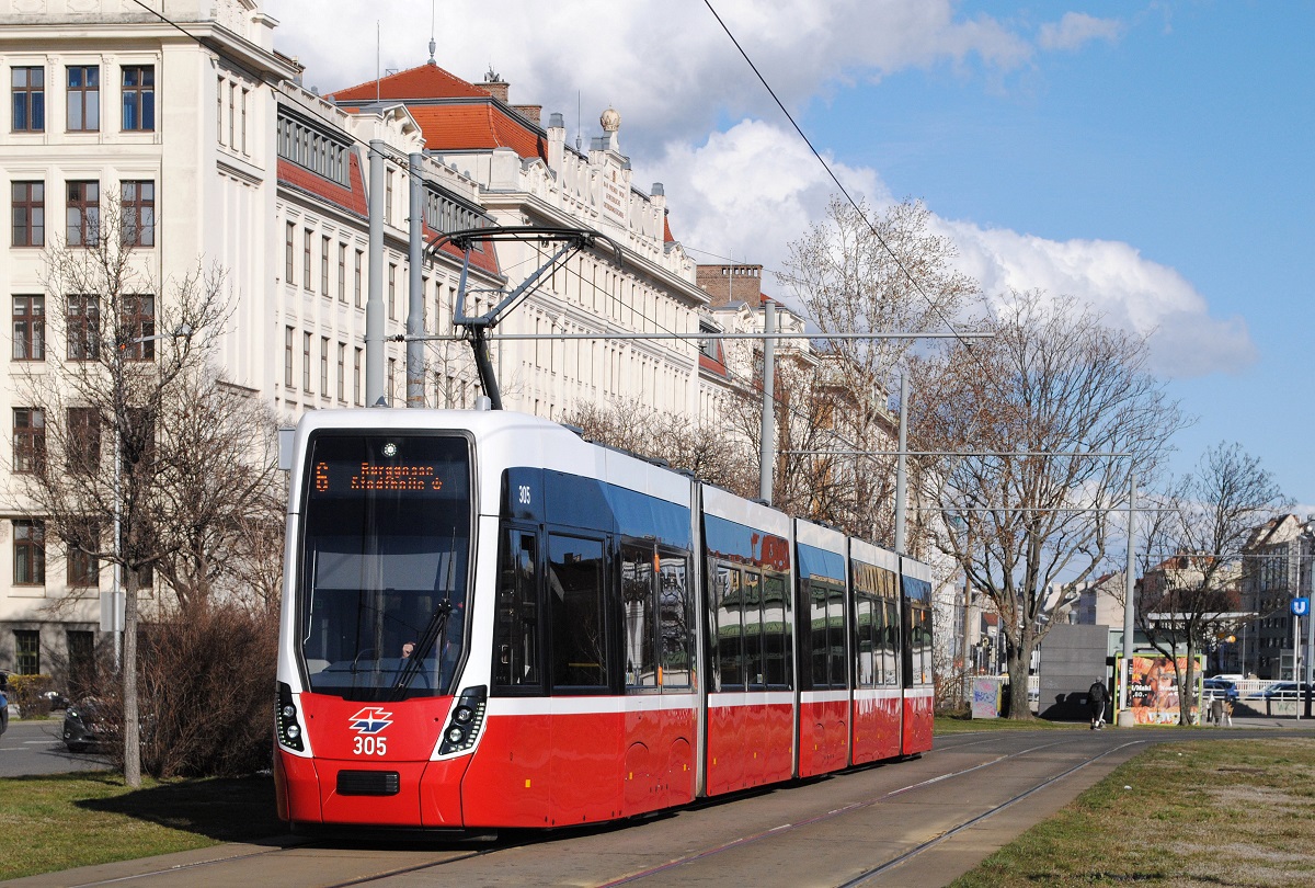 Flexity 305, Linke Wienzeile zwischen den Haltestellen Magaretengürtel und Gumpendorfer Straße. (12.03.2021)