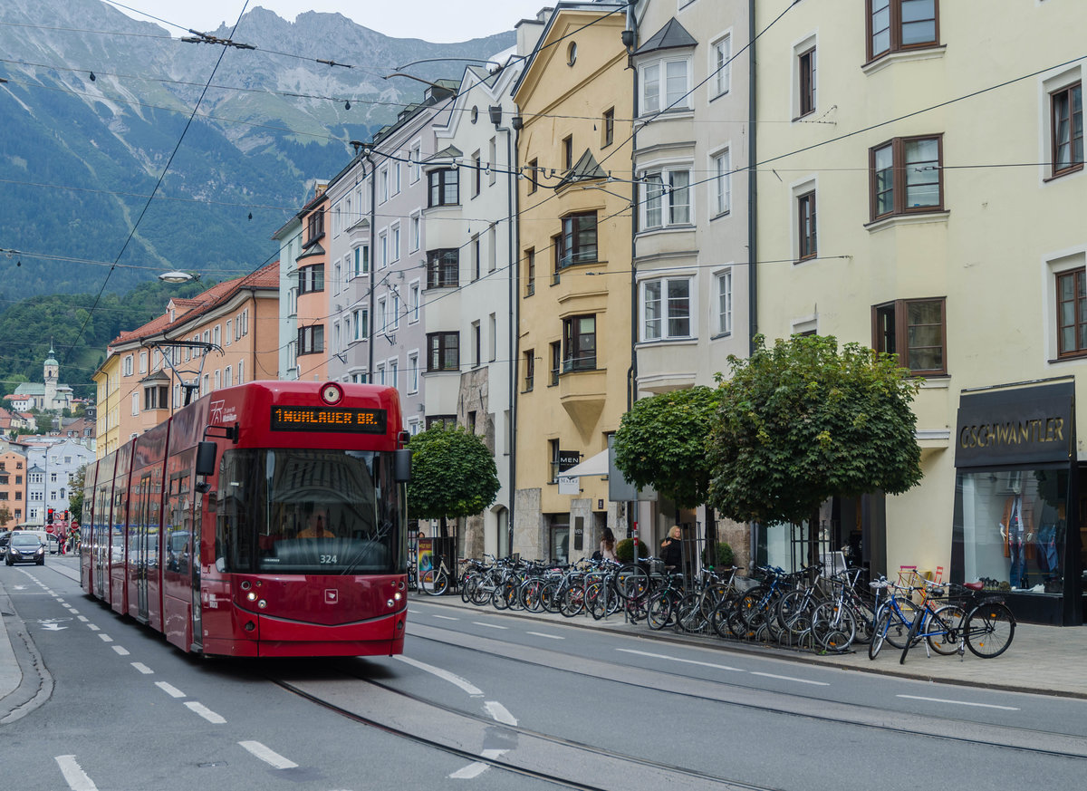 Flexity 324 biegt vom Marktgraben auf den Burggraben.

Im Hintergrund ist die  Altöttinger Pfarrkirche  zu erkennen.

16.September.2016