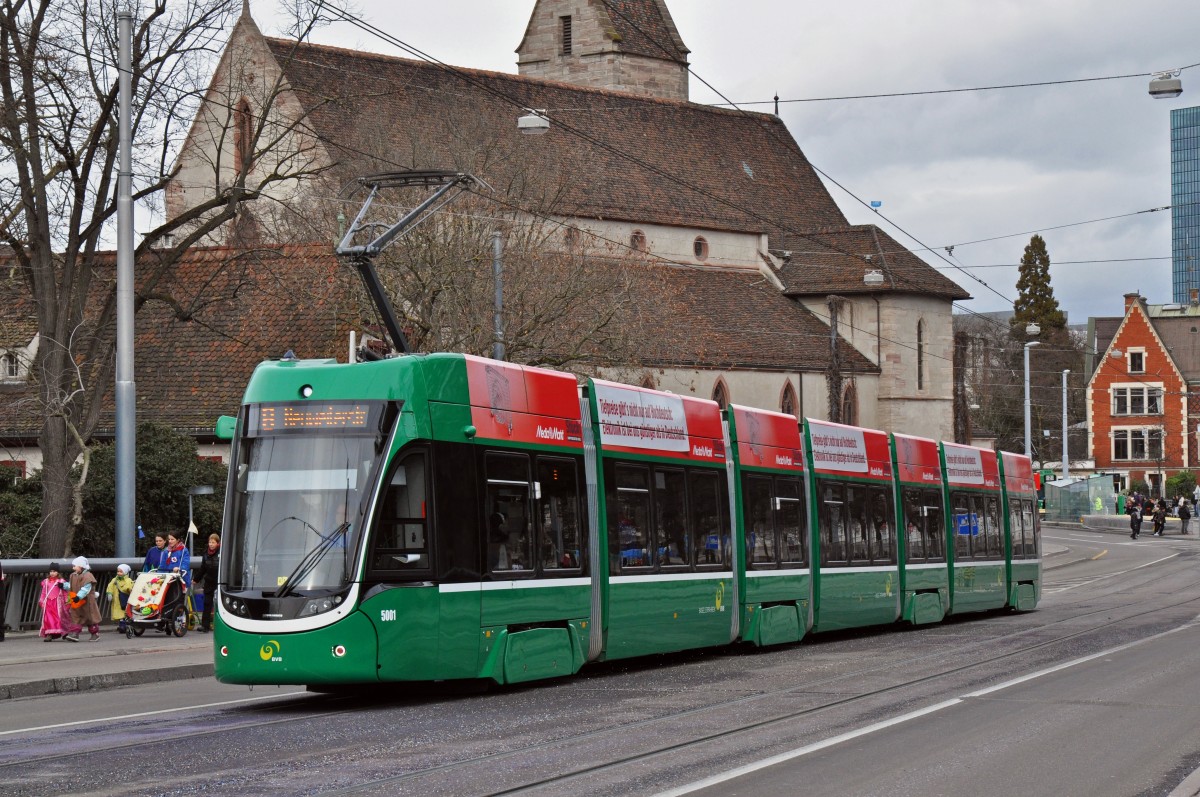 Flexity 5001 auf der Linie 8, während den Umleitungen wegen der Basler Fasnacht, kurz nach der Haltestelle Wettsteinplatz. Die Aufnahme stammt vom 24.02.2015.