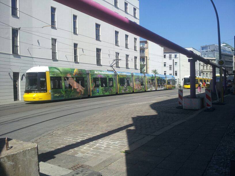 Flexity der BVG (F8E) auf der Linie M4 in der Wendeschleife Hackescher Markt/Große Präsidentenstraße. Foto entstand im Juni 2014