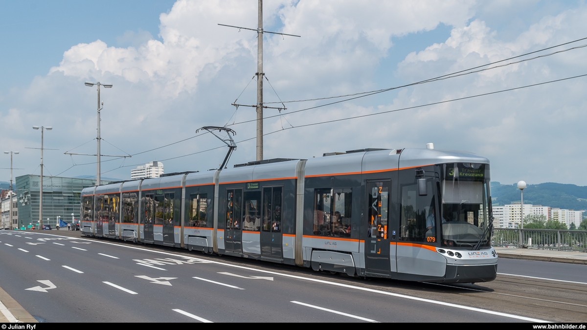 Flexity Cityrunner 079 der zweiten Generation überquert am 31. Mai 2017 die Nibelungenbrücke über der Donau. Die Linzer Strassenbahn verkehrt auf der aussergewöhnlichen Spurweite von 900 mm.