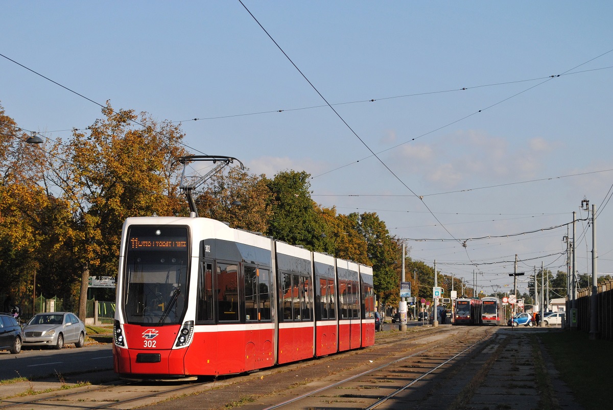 Flexity D 302 als Linie 11 in der Simmeringer Hauptstraße kurz hinter der Haltestelle Zentralfriedhof - 3.Tor. (09.10.2021)
