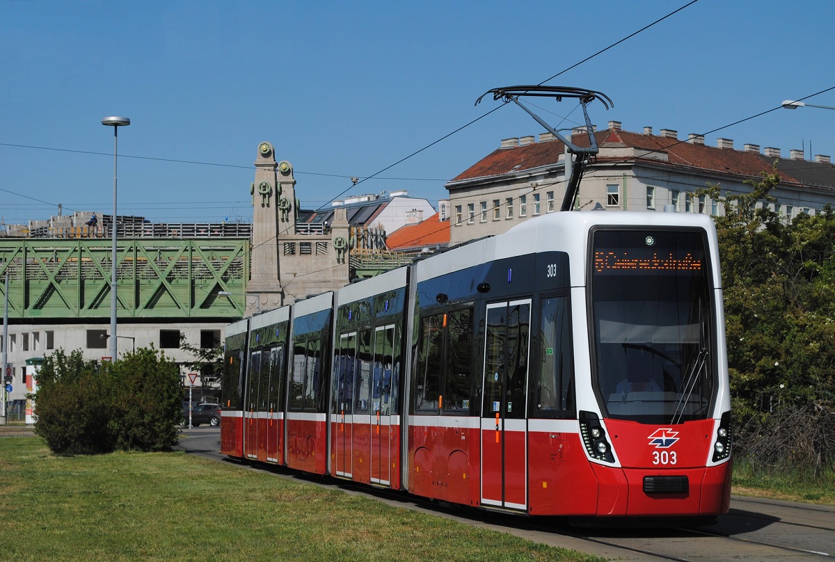 Flexity D1 303 im Einsatz auf der Linie 6 auf der linken Wienzeile zwischen den Haltestellen Gumpendorfer Straße und Margaretengürtel. (07.05.2020)