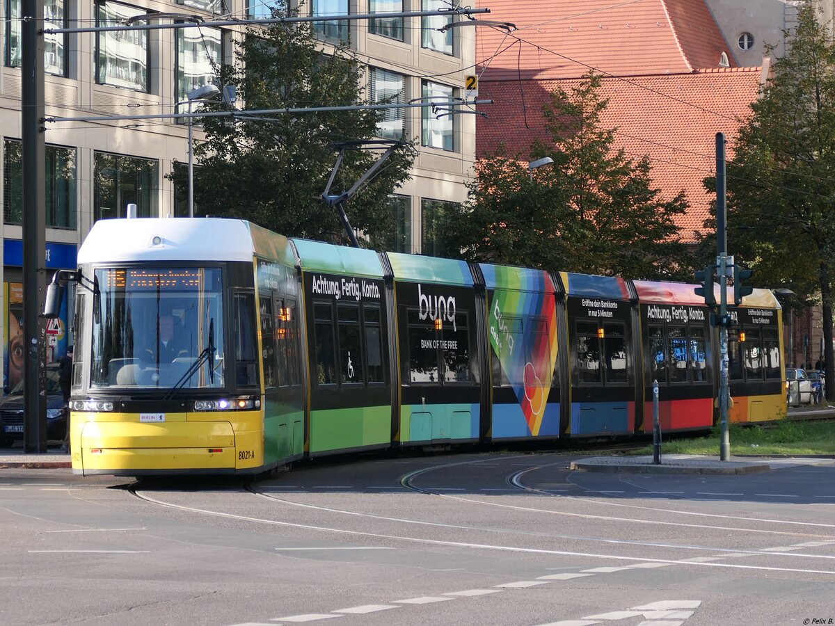 Flexity Nr. 8021-A der BVG in Berlin am 10.10.2021