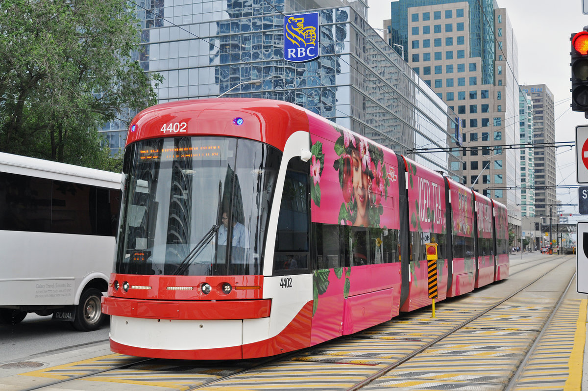 Flexity Tramzug der TTC 4402, auf der Linie 509 unterwegs in Toronto. Die Aufnahme stammt vom 23.07.2017.