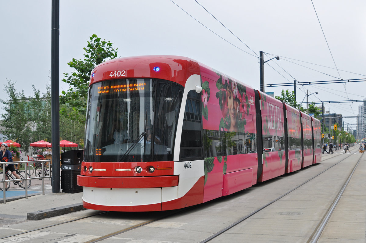 Flexity Tramzug der TTC 4402, auf der Linie 509 unterwegs in Toronto. Die Aufnahme stammt vom 22.07.2017.
