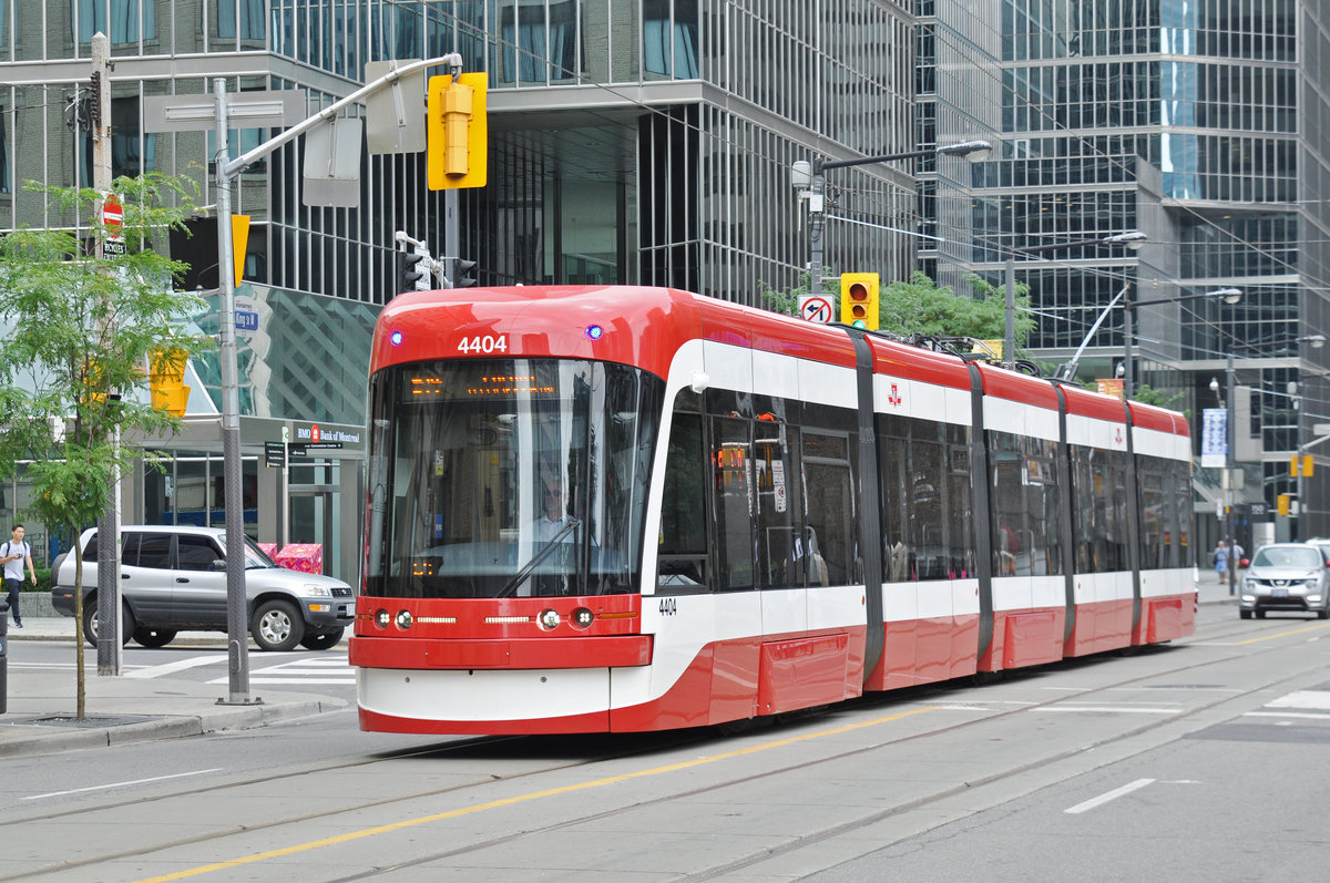 Flexity Tramzug der TTC 4404, auf der Linie 514 unterwegs in Toronto. Die Aufnahme stammt vom 23.07.2017.