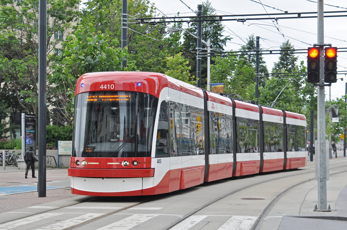 Flexity Tramzug der TTC 4410, auf der Linie 509 unterwegs in Toronto. Die Aufnahme stammt vom 23.07.2017.