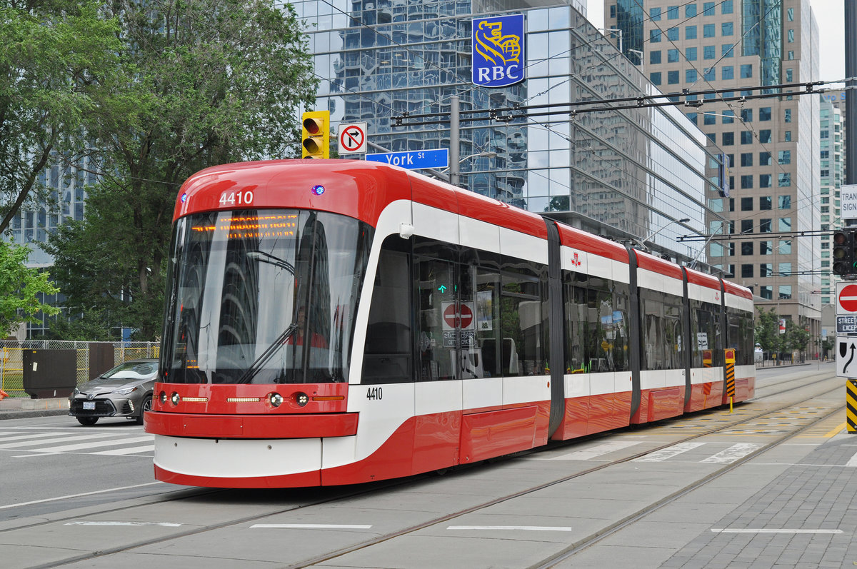 Flexity Tramzug der TTC 4410, auf der Linie 510 unterwegs in Toronto. Die Aufnahme stammt vom 23.07.2017.
