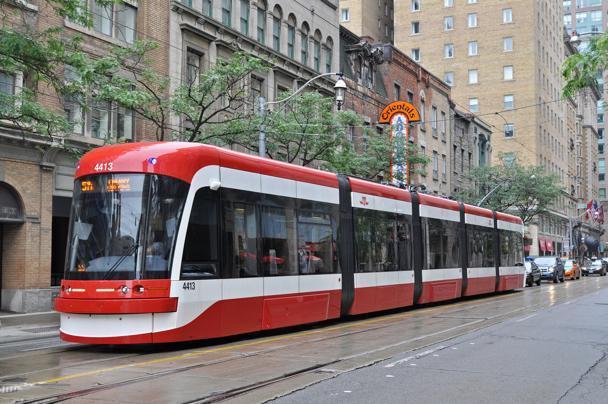 Flexity Tramzug der TTC 4413, auf der Linie 514 unterwegs in Toronto. Die Aufnahme stammt vom 22.07.2017.