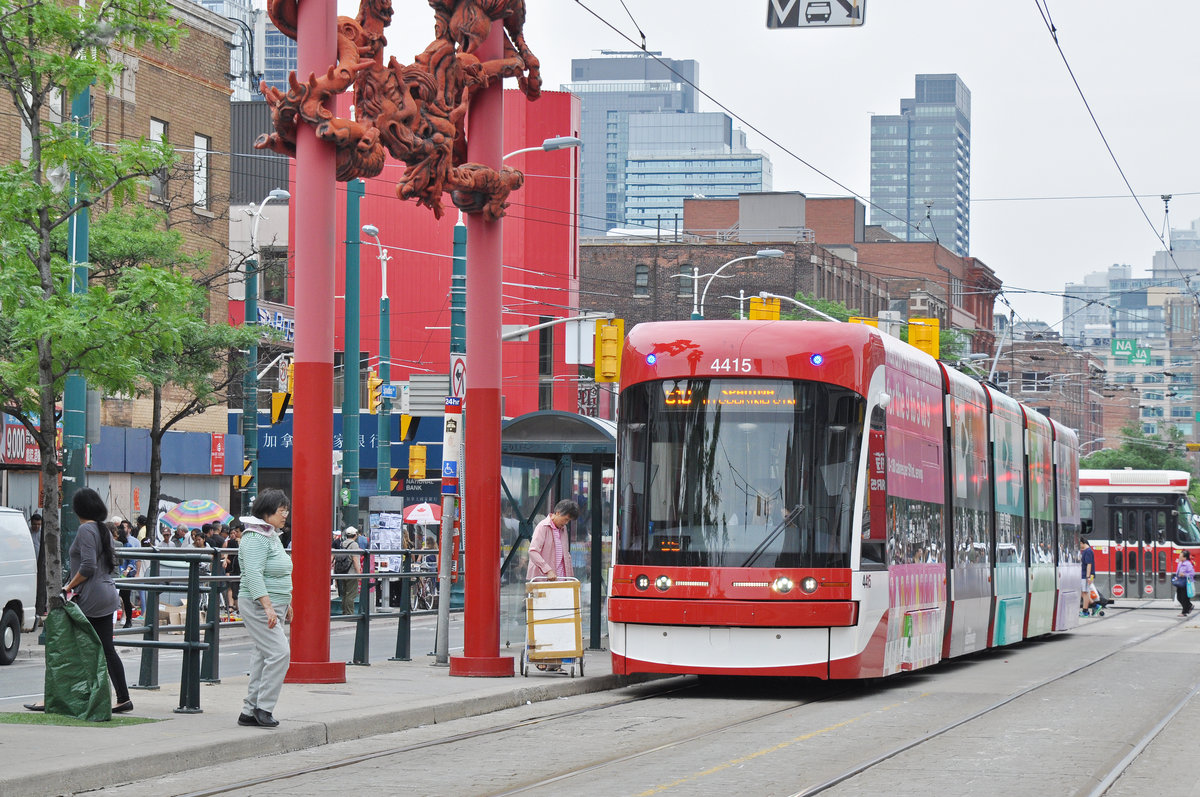 Flexity Tramzug der TTC 4415, auf der Linie 510 unterwegs in Toronto. Die Aufnahme stammt vom 22.07.2017.