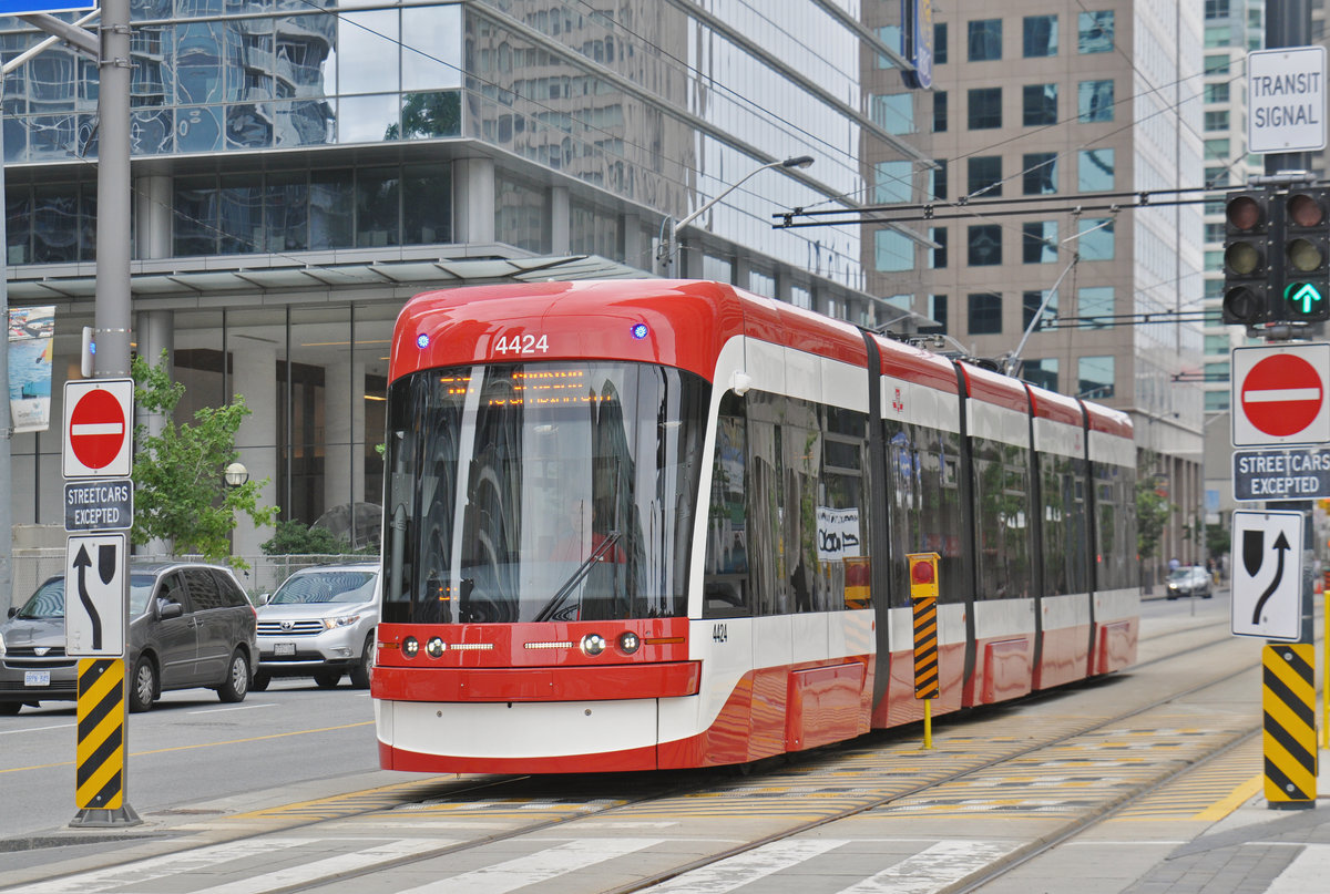 Flexity Tramzug der TTC 4424, auf der Linie 510 unterwegs in Toronto. Die Aufnahme stammt vom 23.07.2017.