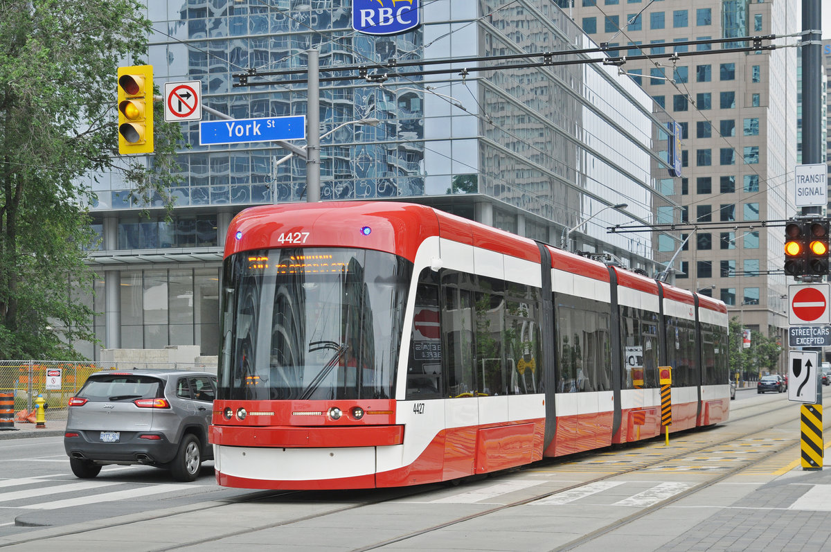 Flexity Tramzug der TTC 4427, auf der Linie 510 unterwegs in Toronto. Die Aufnahme stammt vom 23.07.2017.