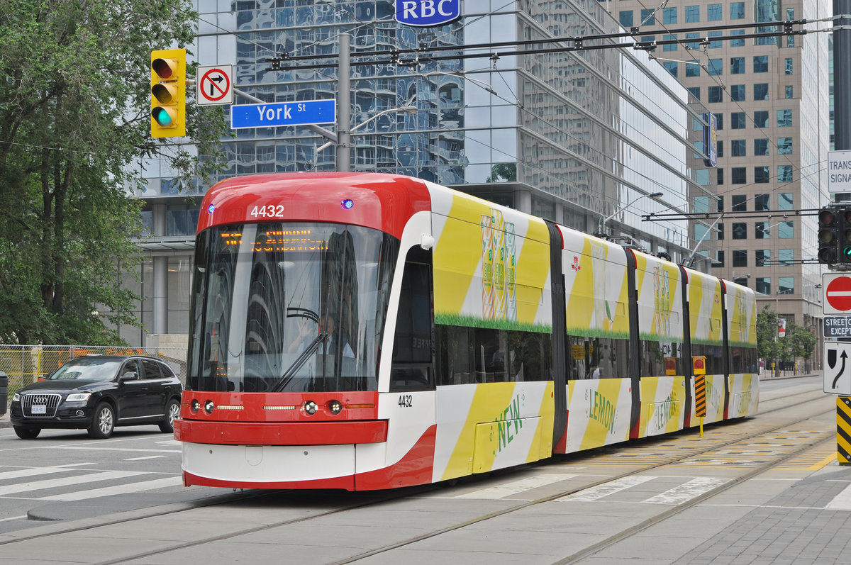 Flexity Tramzug der TTC 4432, auf der Linie 510 unterwegs in Toronto. Die Aufnahme stammt vom 23.07.2017.