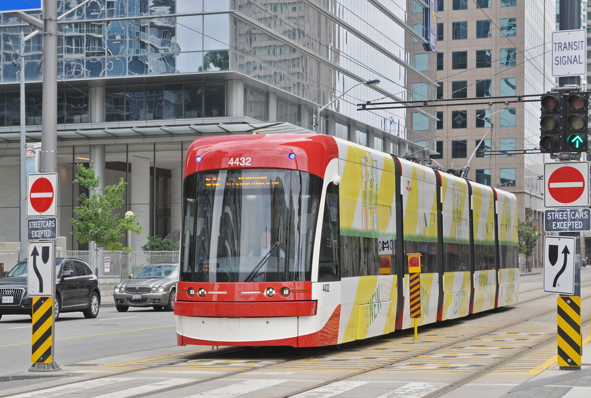 Flexity Tramzug der TTC 4432, auf der Linie 510 unterwegs in Toronto. Die Aufnahme stammt vom 23.07.2017.
