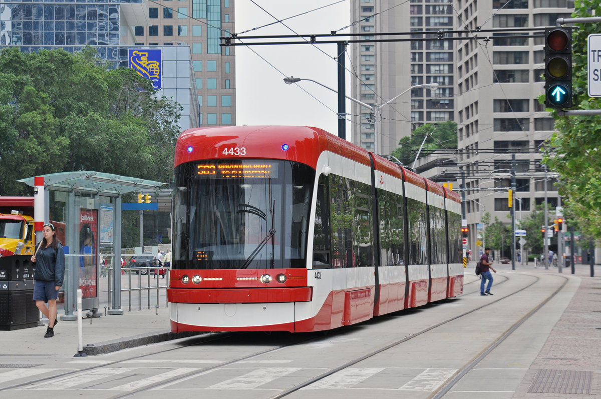 Flexity Tramzug der TTC 4433, auf der Linie 509 unterwegs in Toronto. Die Aufnahme stammt vom 22.07.2017.