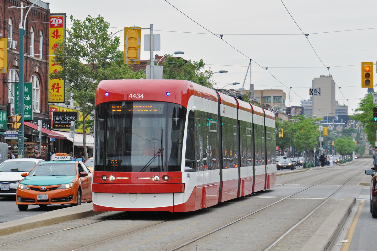 Flexity Tramzug der TTC 4434, auf der Linie 510 unterwegs in Toronto. Die Aufnahme stammt vom 22.07.2017.