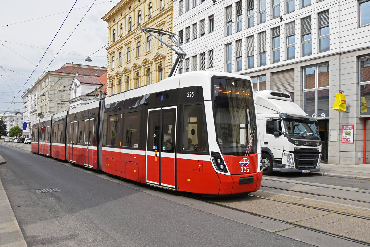 Flexity Wien 325, auf der Linie 71, fährt durch den Rennweg. Die Aufnahme stammt vom 31.08.2022.