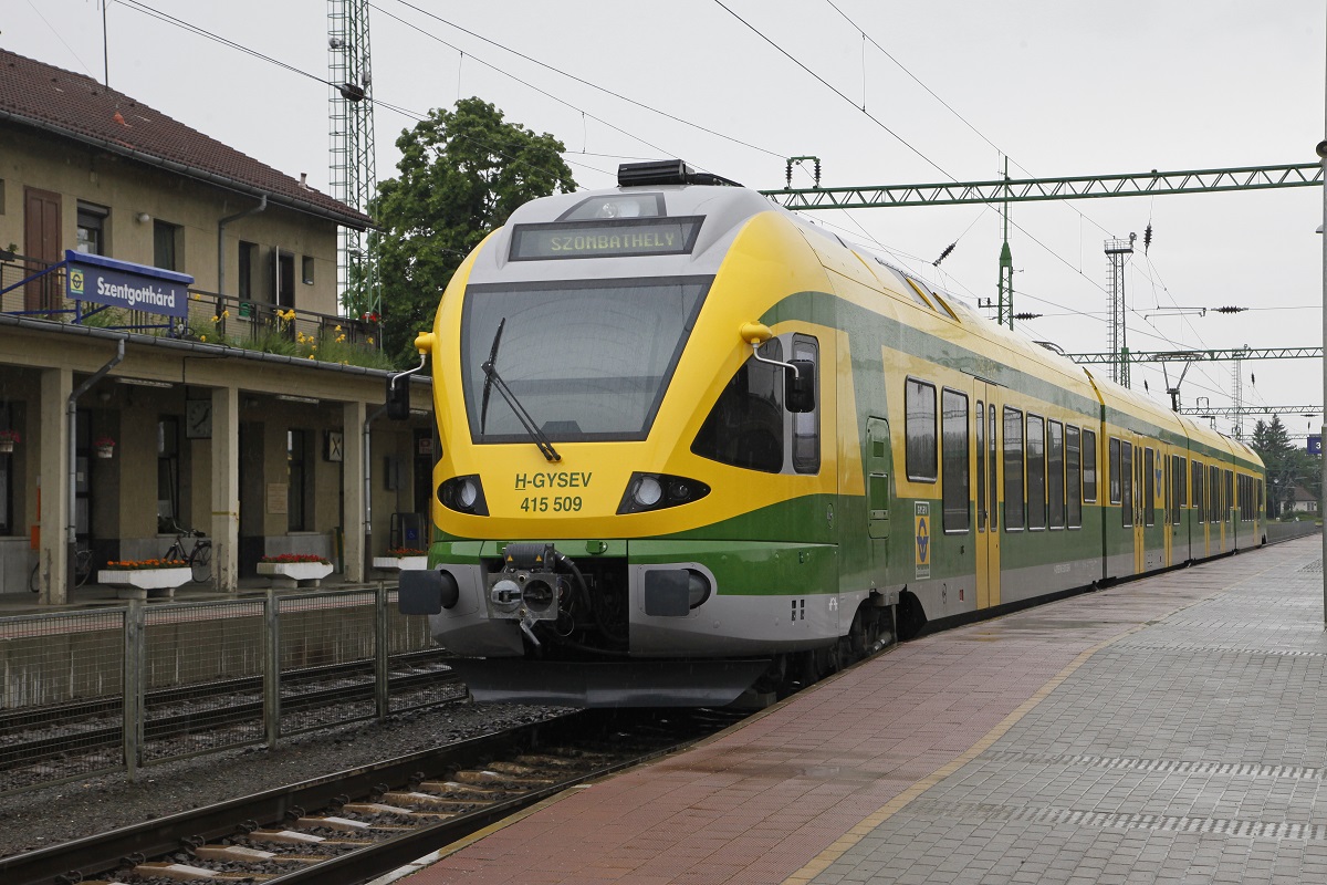 Flirt 415 509 steht am 26.05.2015 in Szentgotthard am Bahnsteig 3.