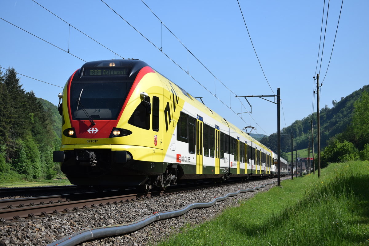 FLIRT 521 017  Muttenz , für die FHNW werbend, ist am 06.05.2018 gemeinsam mit einer Schwesterkomposition von Tecknau kommend in Richtung Basel unterwegs.