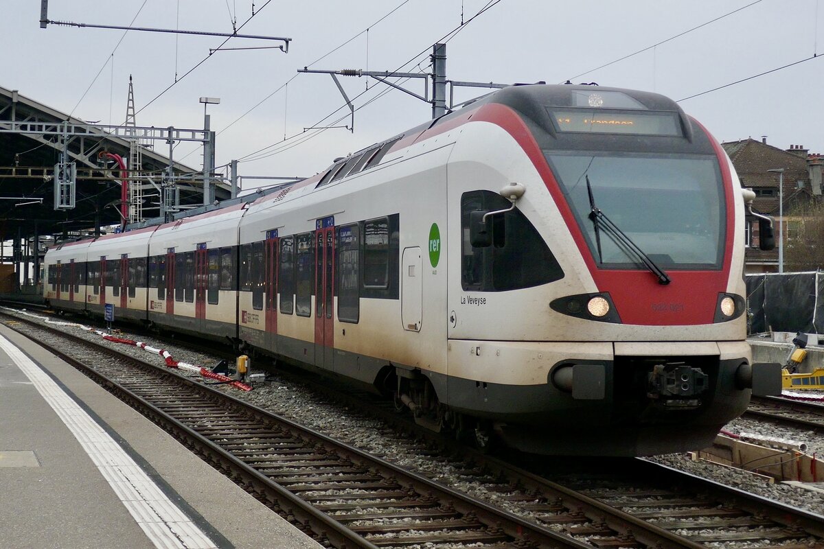 Flirt RABe 523 021  La Veveyse  am 12.11.22 bei der Ausfahrt in Lausanne.