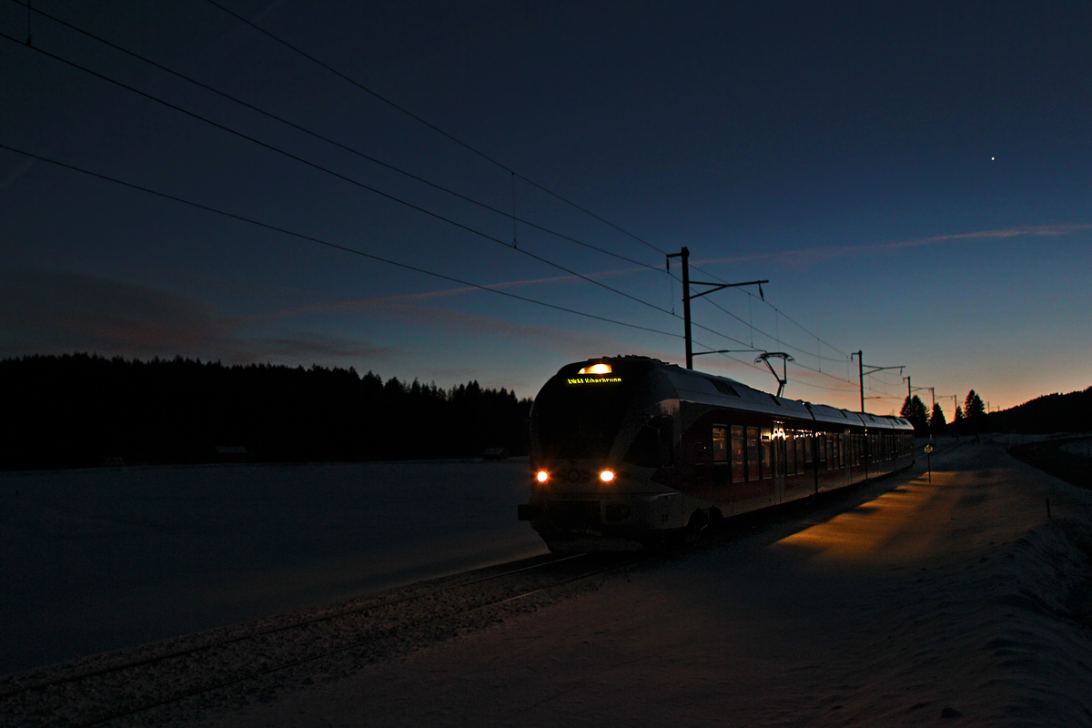 Flirt Triebug S 31 nach Biberbrugg zum Ende der blauen Stunde.Bild Schwyzerbrugg vom 2.2.2015