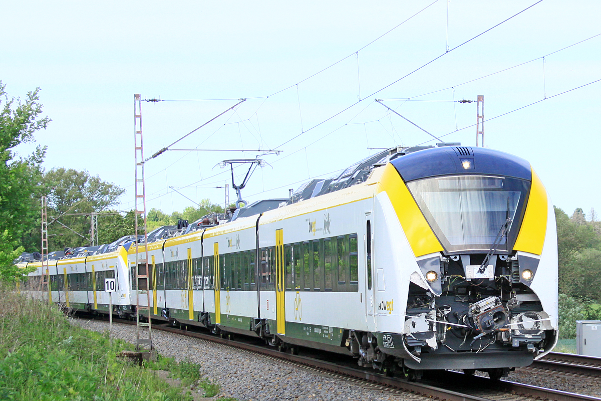 Flirt3 4-teilig  wohl auf dem Weg  in die Werkstatt am 30.05.2020 nördlich von Salzderhelden am BÜ 75,1 Richtung Kreiensen