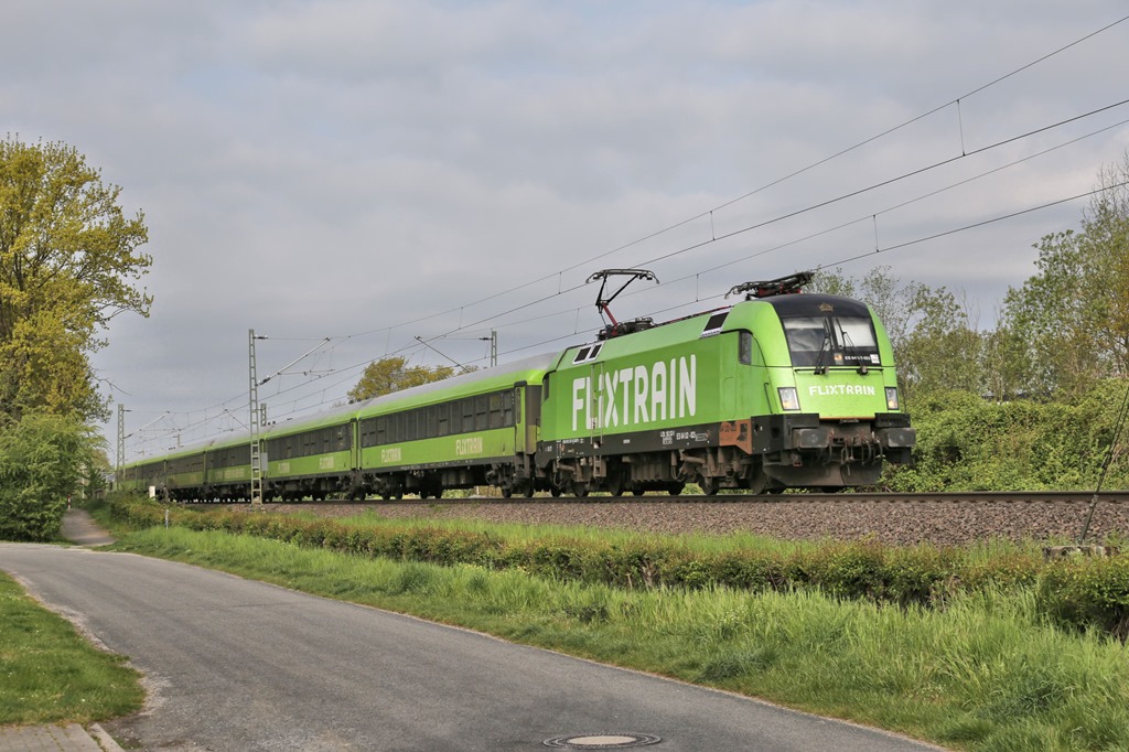 Flix mit Zuglok ES64U2-023 nach Hamburg ist hier am Ortsrand von Hasbergen am 4.5.2022 um 9.08 Uhr zum nächsten Halt in Osnabrück unterwegs.