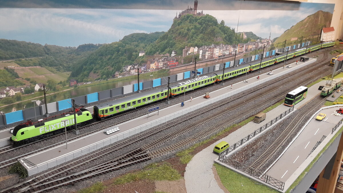 Flixtrain : Als Erweiterung des Flixbusangebote wurde der Flixtrainzugbetrieb 2018 aufgenommen. Dachgesellschaft ist Flixmobility. Nun zu den Modellen, hier gezeigt ein 8 teiliger Flixtrain im Zustand 2018 mit den ersten in Betrieb genommenen Wagen.
Der hier gezeigte Zug besteht aus 2 verschiedenen Set´s von ACME, ( einer davon doppelt).
Set A 90149 als Exclusivserie von ACME für MC Vedes, Auflage 300 Stk. Set B 90150 als Exclusivserie von ACME für MC Vedes, Auflage 250 Stk. Set A und Set B sind alles verschiedene Waggons !!!  Set A beinhaltet: 1 Bom024, 1 Bomz236.3 ohne Dachaufschrift, 1 Bomz236.3 mit Dachaufschrift. Set B beinhaltet: 1 Bomdz236.9 mit Dachaufschrift, 1 Bomdz236.9 ohne Dachaufschrift und einem weißen Rahmen. Zusätzlich noch ein Flixbus dabei. Siehe auch Einzelvorstellungen der verschiedenen Waggons. Aufgenommen in Harrstadt Hbf Westseite
