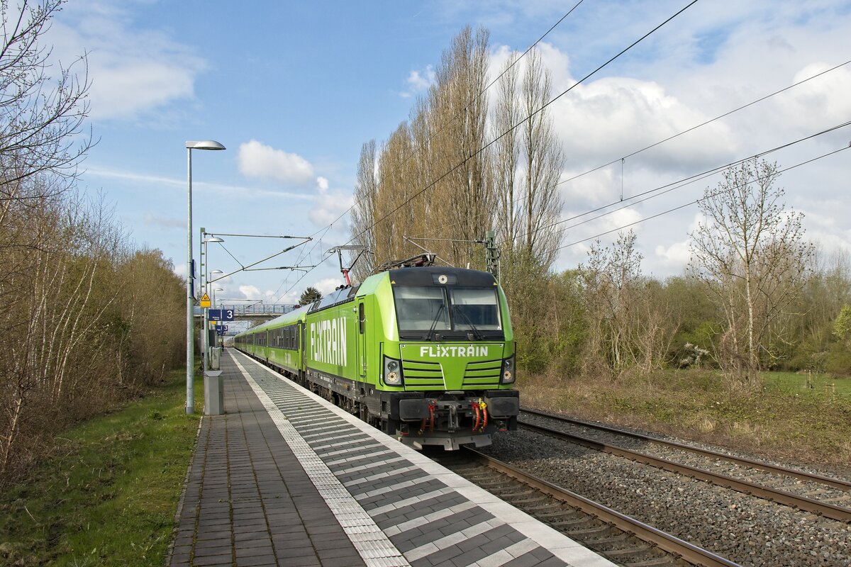 FlixTrain 10 auf dem Weg nach Berlin-Südkreuz im Bahnhof Bönen-Nordbögge (10.04.2022)