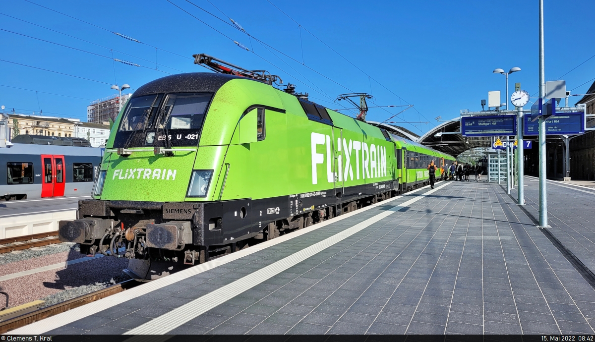 Flixtrain mit 182 521-5 (Siemens ES64U2-021) ist pünktlich in Halle(Saale)Hbf auf Gleis 6 eingetroffen.

🧰 Mitsui Rail Capital Europe GmbH (MRCE), vermietet an die Netzwerkbahn Sachsen GmbH (NeS) für Flixtrain GmbH
🚝 FLX 1241 (FLX10) Berlin Hbf (tief)–Stuttgart Hbf
🕓 15.5.2022 | 8:42 Uhr