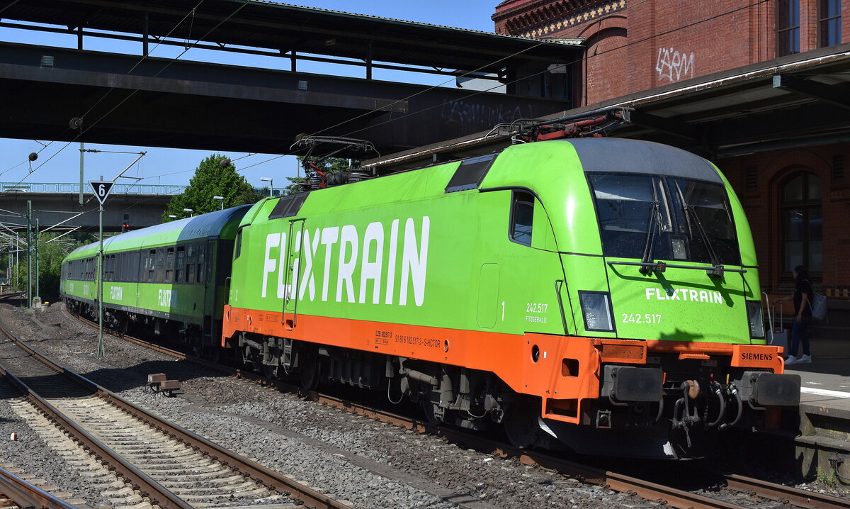 Flixtrain mit dem FLX 1343 nach Köln Hbf. und dem Taurus  242.517 , Name:  Fitzgerald  [NVR-Nummer: 91 80 6182 517-3 S-HCTOR] bei der Einfahrt Bahnhof Hamburg-Harburg, 07.06.23