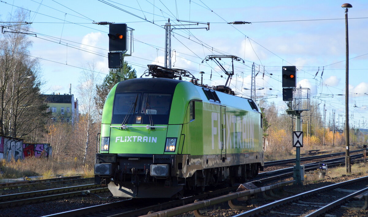 Flixtrain mit dem MRCE Dispo Taurus  ES 64 U2-009  [NVR-Nummer: 91 80 6182 509-0 D-DISPO] beim Umsetzen der Trieblok in Berlin Köpenick wo z. Zt. die Züge pausieren und gewendet werden, 22.11.21 Berlin Hirschgarten. 