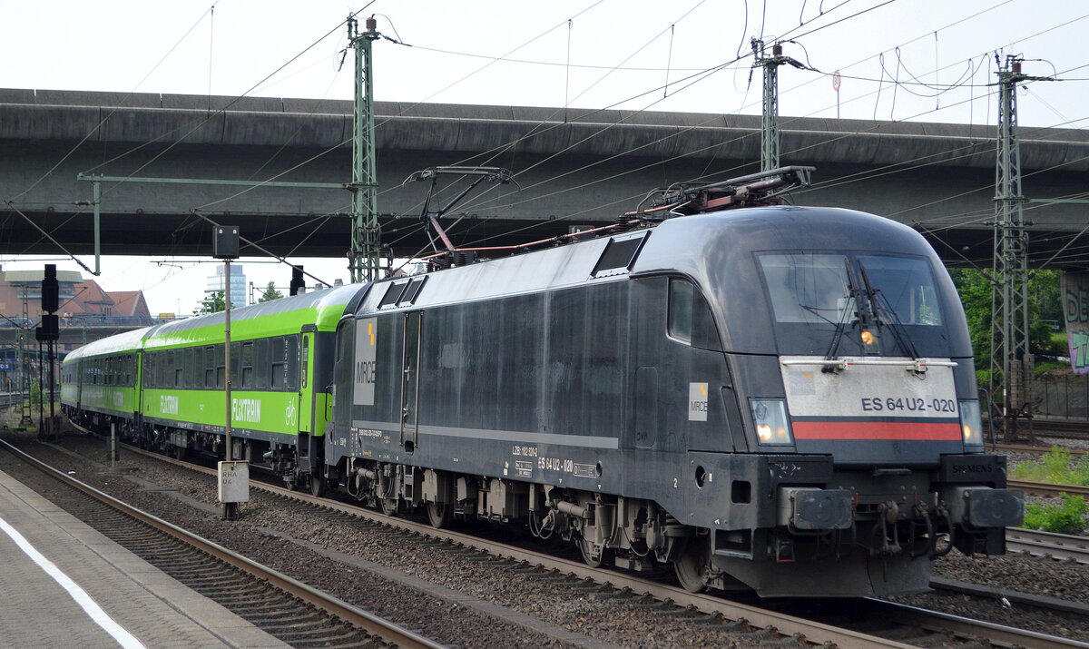 Flixtrain mit dem MRCE Taurus  ES 64 U2-020  [NVR-Nummer: 91 80 6182 520-7 D-DISPO] Richtung Köln bei der Ausfahrt Bf. Hamburg-Harburg am 07.06.21