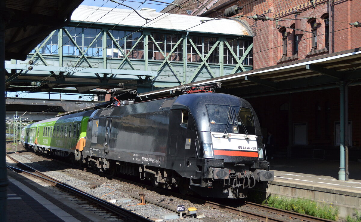 Flixtrain mit dem MRCE Taurus  ES 64 U2-018  [NVR-Nummer: 91 80 6182 518-1 D-DISPO] und dem Zug mach Köln bei der Einfahrt im Bf. Hamburg-Harburg am 08.09.21