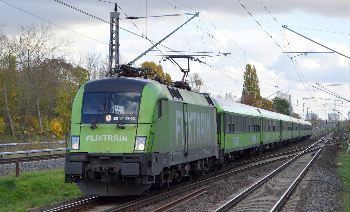 Flixtrain mit dem MRCE Taurus   ES 64 U2-021  [NVR-Nummer: 91 80 6182 521-5 D-DISPO] und Wagengarnitur am 25.10.22 Durchfahrt Bahnhof Berlin Hohenschönhausen.