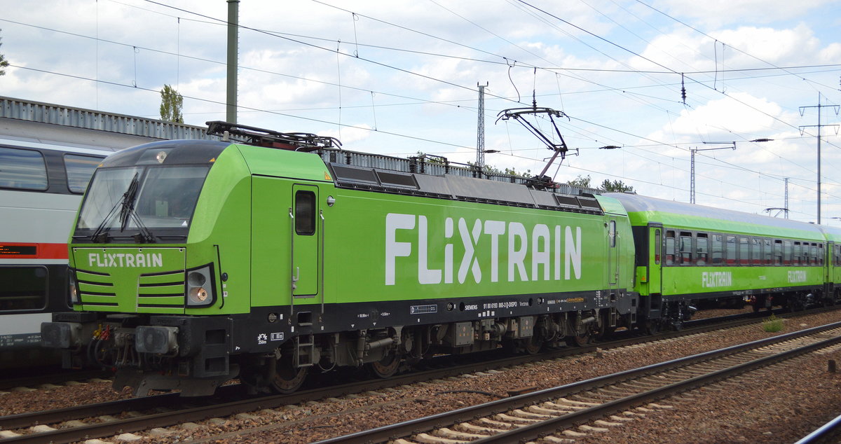 Flixtrain mit der ebenfalls relativ neu angemieteten und grün beklebten MRCE Vectron  X4 E - 865  [NVR-Nummer: 91 80 6193 865-3 D-DISPO] und neuer Wagengarnitur zur Bereitstellung am 20.08.20 Durchfahrt Bf. Flughafen Berlin Schönefeld.
