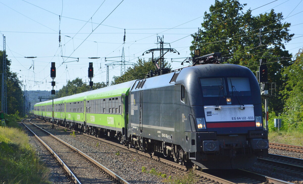 Flixtrain mit der MRCE Dispo  ES 64 U2-033  [NVR-Nummer: 91 80 6182 533-0 D-DISPO] und Zuggarnitur am 09.09.21 Bf. Saarmund.