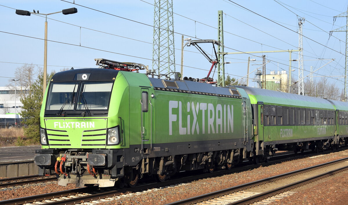 Flixtrain mit der MRCE Vectron  X4 E - 862  [NVR-Nummer: 91 80 6193 862-0 D-DISPO] und Wagengarnitur am 15.02.23 Durchfahrt Bahnhof Flughafen BER Terminal 5