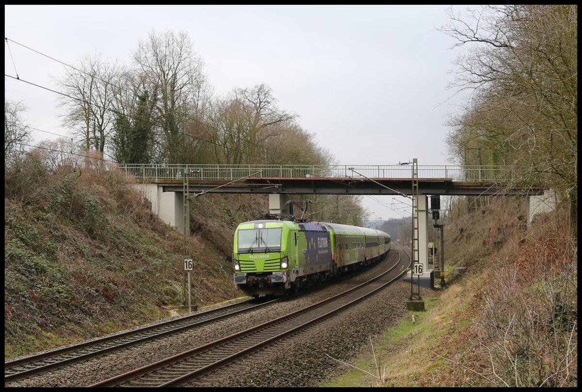 Flixtrain mit der Railpool Lok 193826 erreicht hier am 18.1.2020 um 11.02 Uhr mit dem Zug nach Hamburg den Ortsrand von Hasbergen.
