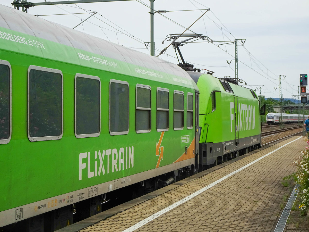 Flixtrain nach Berlin Ostkreuz steht in Vaihingen (Enz) zur Abfahrt bereit, 09.06.2019.