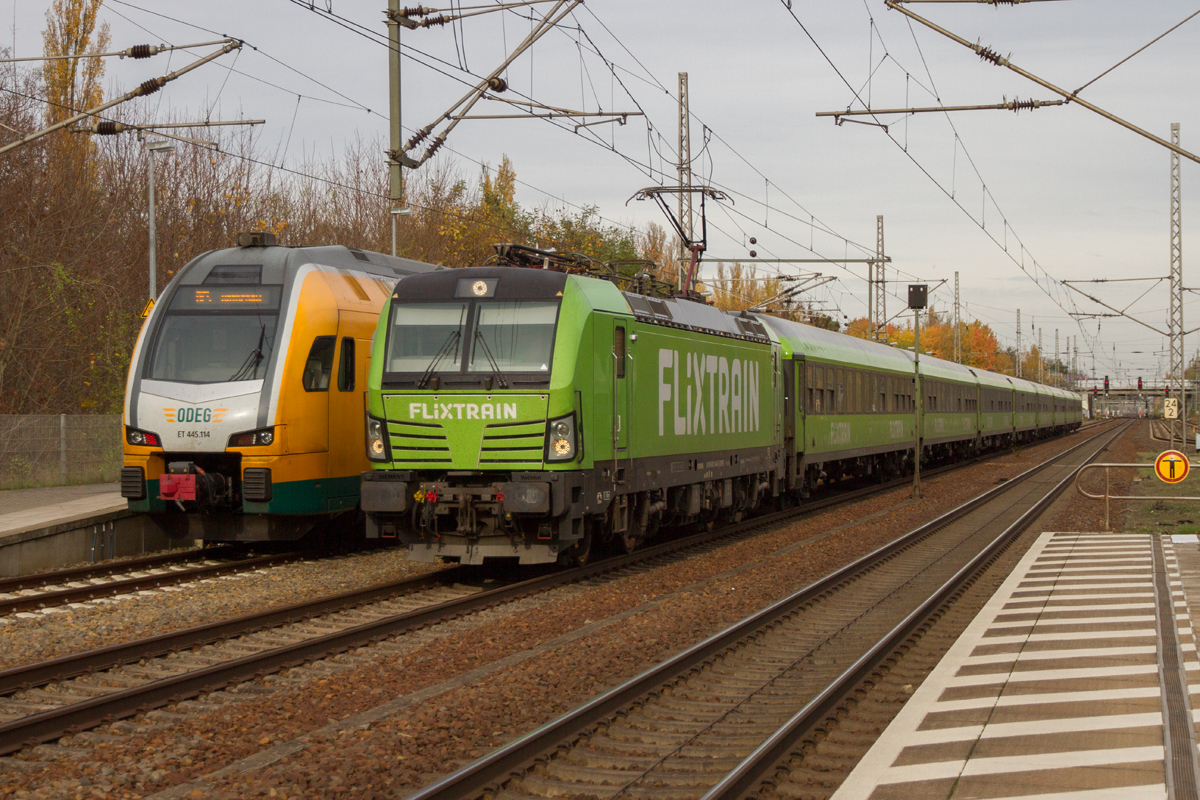 Flixtrain nach Leipzig bei der Durchfahrt am Bahnhof Ludwigsfelde, am 11.11.2022.