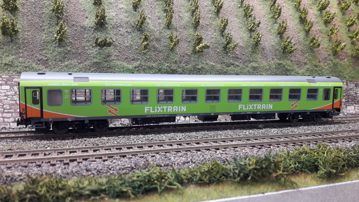 Flixtrainwagen von ACME aus 2018. Set A 90149 als Exclusivserie von ACME für MC Vedes, Auflage 300 Stk. Set B 90150 als Exclusivserie von ACME für MC Vedes, Auflage 250 Stk. Set A und Set B sind alles verschiedene Waggons !!! Set A beinhaltet: 1 Bom024, 1 Bomz236.3 ohne Dachaufschrift, 1 Bomz236.3 mit Dachaufschrift. Set B beinhaltet: 1 Bomdz236.9 mit Dachaufschrift, 1 Bomzd236.9 ohne Dachaufschrift und einem weißen Rahmen. Zusätzlich noch ein Flixbus dabei. Hier gezeigt ein Bom024 (große Toilettenfenster) , keine Dachaufschrift, aus Set A