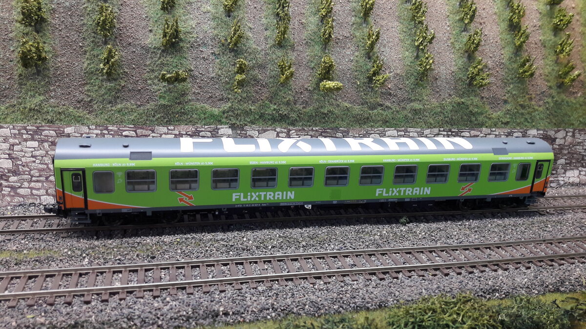 Flixtrainwagen von ACME aus 2018. Set A 90149 als Exclusivserie von ACME für MC Vedes, Auflage 300 Stk. Set B 90150 als Exclusivserie von ACME für MC Vedes, Auflage 250 Stk. Set A und Set B sind alles verschiedene Waggons !!! Set A beinhaltet: 1 Bom024, 1 Bomz236.3 ohne Dachaufschrift, 1 Bomz236.3 mit Dachaufschrift. Set B beinhaltet: 1 Bomdz236.9 mit Dachaufschrift, 1 Bomdz236.9 ohne Dachaufschrift und einem weißen Rahmen. Zusätzlich noch ein Flixbus dabei. Hier gezeigt ein Bom024 (große Toilettenfenster) , mit Dachaufschrift , aus Set A